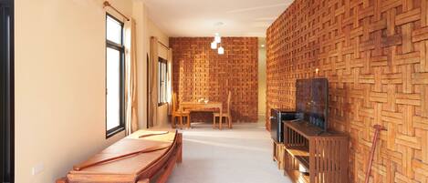 Deluxe Suite, Patio, Canal View | Living area