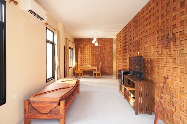 Deluxe Suite, Patio, Canal View | Living area