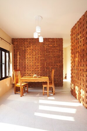 ห้องดีลักซ์สวีท, ลานระเบียง, วิวคลอง | ร้านอาหาร