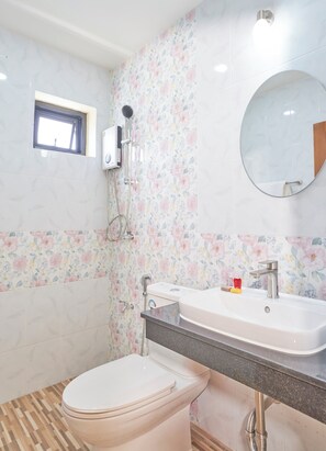 ห้องดีลักซ์ดับเบิล, ระเบียง, วิวเมือง | ห้องน้ำ