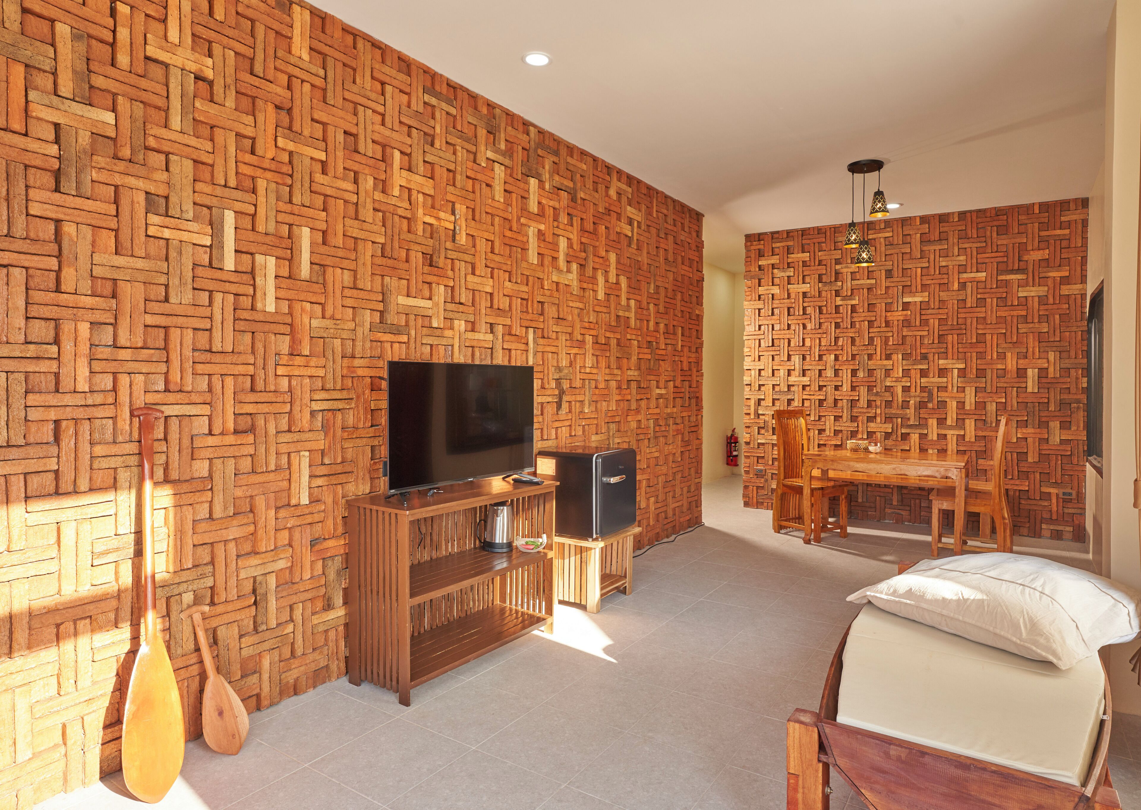 Deluxe Suite, Patio, Canal View | Living area