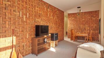 Deluxe Suite, Patio, Canal View | Living area