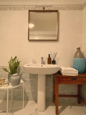 Bathroom - Room 4 with Balcony, Casa Campo (Campogalliano)