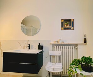 Bathroom - Room 2, Courtyard, Casa Campo (Campogalliano)