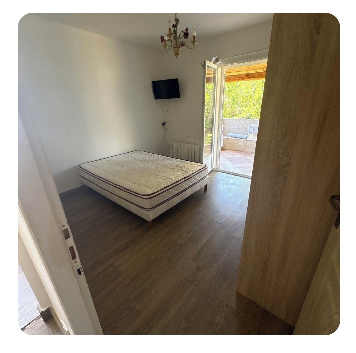 Tabla de planchar con plancha, wifi y ropa de cama 