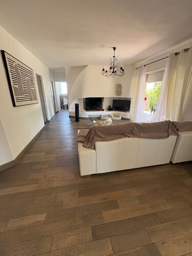 Maison chaleureuse avec jardin à travo