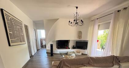 Maison chaleureuse avec jardin à travo