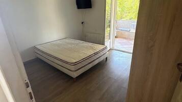 2 habitaciones, tabla de planchar con plancha, wifi y ropa de cama