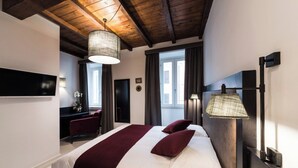 A hotel room with a bed, a TV, a desk, and a window. - Dolcevita Apartments (Roma)