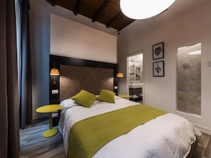 Luxury Apartment, 5 Bedrooms | Iron/ironing board, free WiFi - Dolcevita Apartments (Roma)