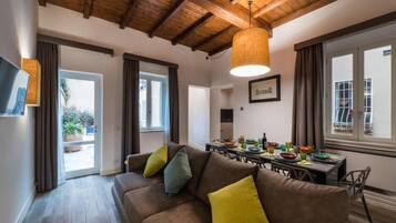 Luxury Apartment, 5 Bedrooms | Living area