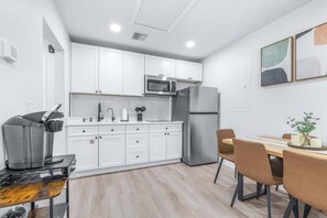 Wasserkocher mit Kaffee-/Teezubehör, Kühlschrank, Mikrowelle, Ofen