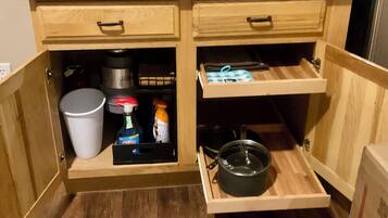 Kühlschrank, Mikrowelle, Ofen, Wasserkocher mit Kaffee-/Teezubehör