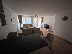 Living area - Perfect 1-bedroom apartment in quaint Bellinzona for your stay (Bellinzona)