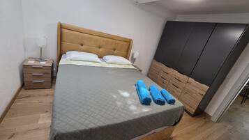 1 habitación, tabla de planchar con plancha y internet