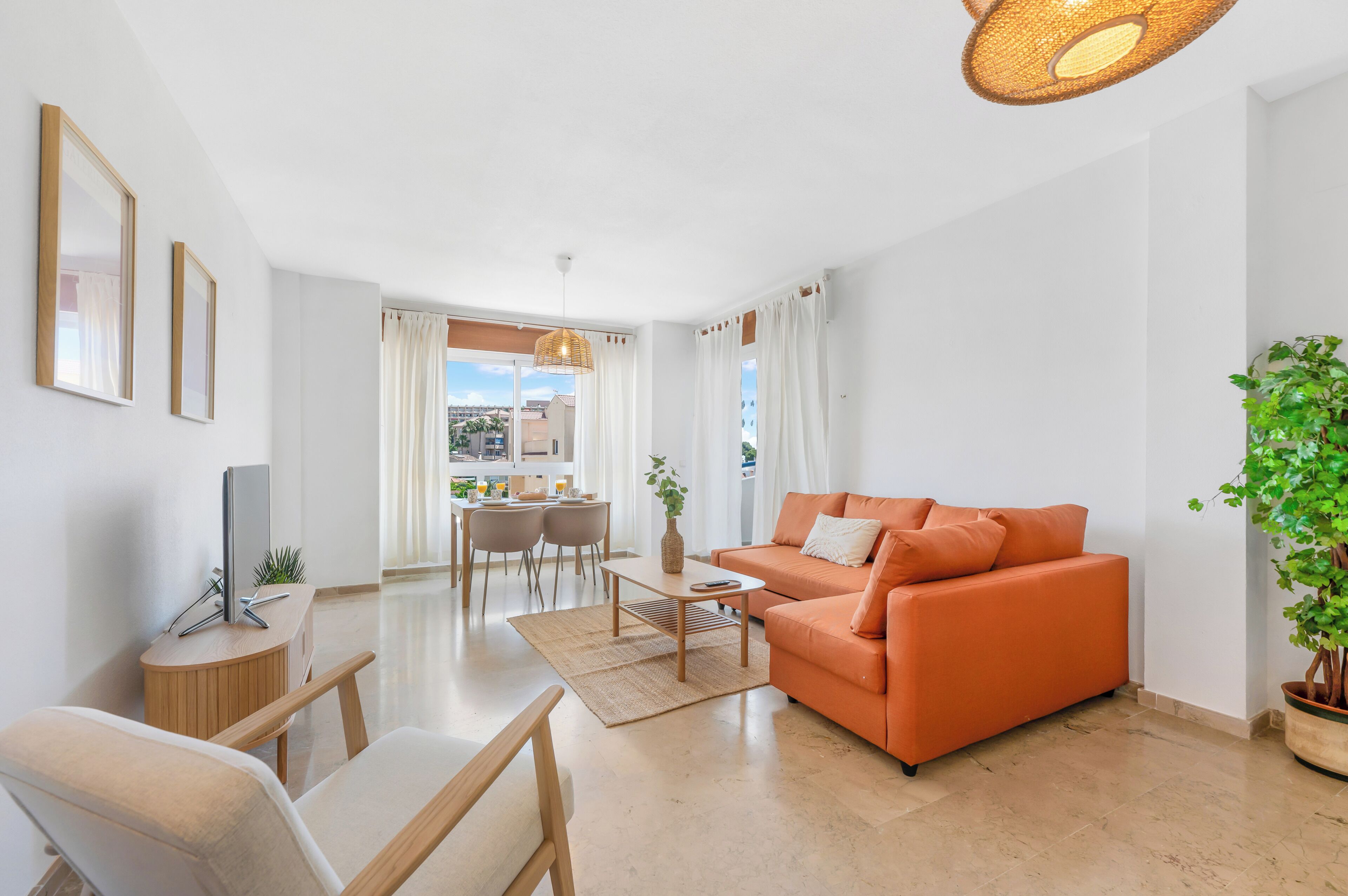 Un salon moderne avec un canapé, une table basse et un meuble pour la télévision.