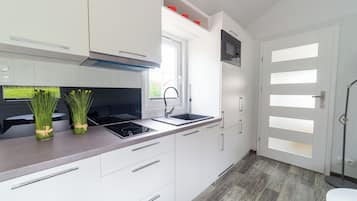 Tủ lạnh, lò vi sóng, bếp nấu, máy rửa bát