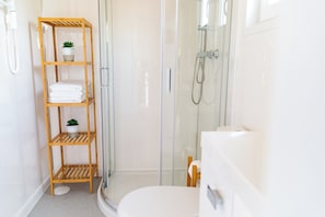 Shower, pengering rambut, handuk, dan sabun