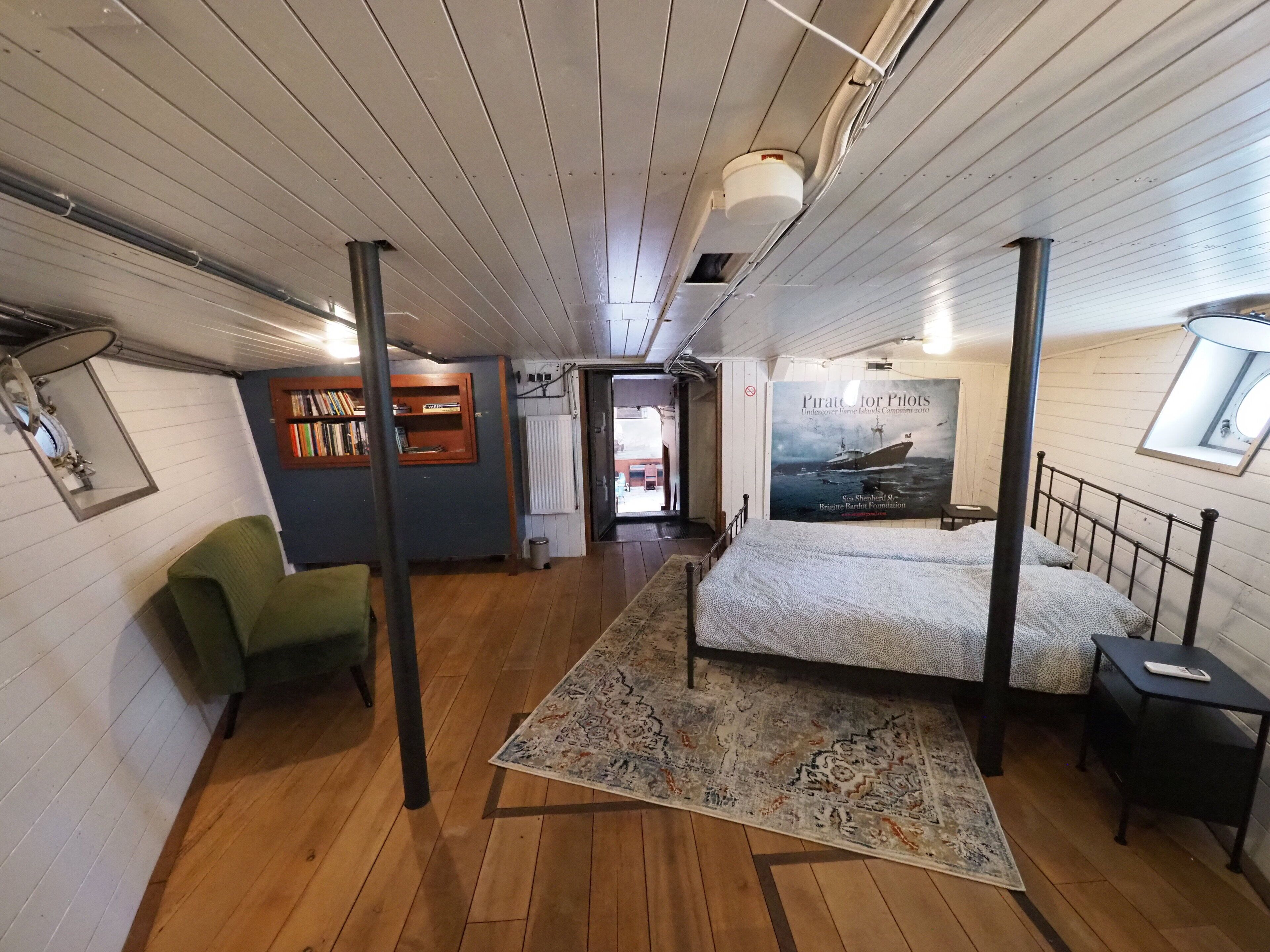 6 slaapkamers, een strijkplank/strijkijzer, wifi, beddengoed
