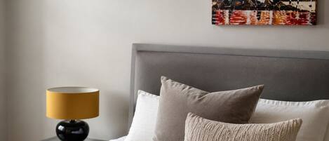4 bedrooms, iron/ironing board, internet, bed sheets