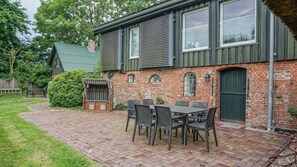 Outdoor dining - Vrbo Property (Osterhever)