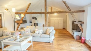 TV, fireplace, DVD player, books - Groß Anno 1768: Thatched-roof house with sauna & hot tub for 10 (Osterhever)