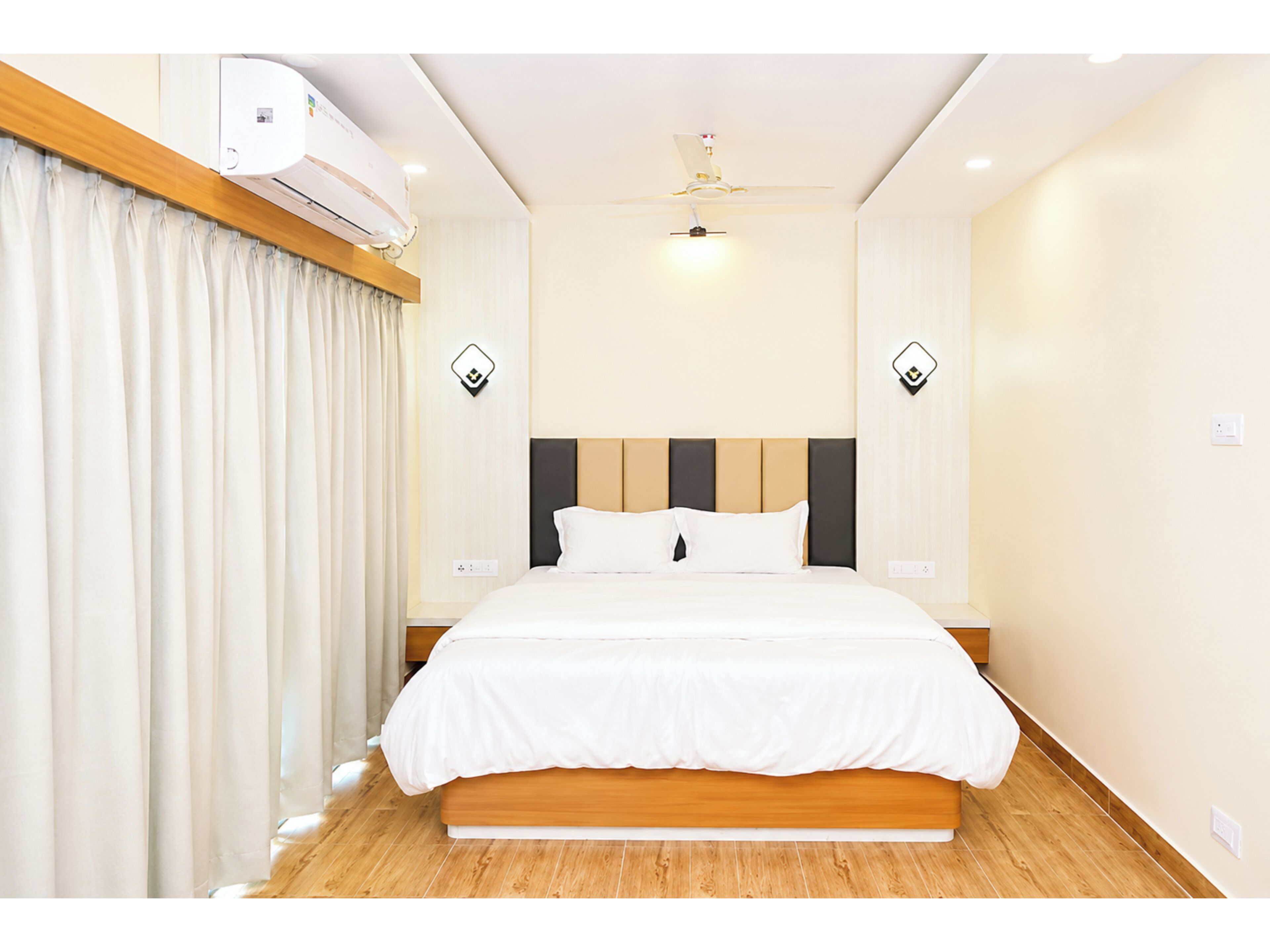 Kamar Double Premium, balkon, pemandangan kota | Seprai antialergi, meja kerja, kedap suara, dan Wi-Fi gratis