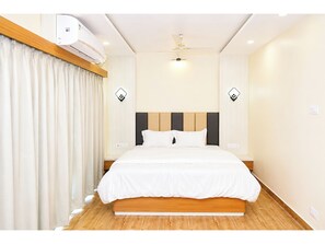 Kamar Double Premium, balkon, pemandangan kota | Seprai antialergi, meja kerja, kedap suara, dan Wi-Fi gratis