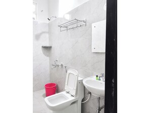 尊榮雙人房, 陽台, 城市景觀 | 浴室 | 淋浴設備、拖鞋、肥皂、洗髮精