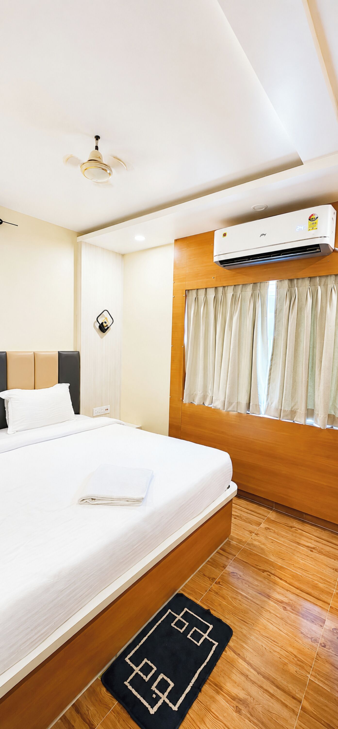 Hypo-allergenic bedding, desk, soundproofing, free WiFi