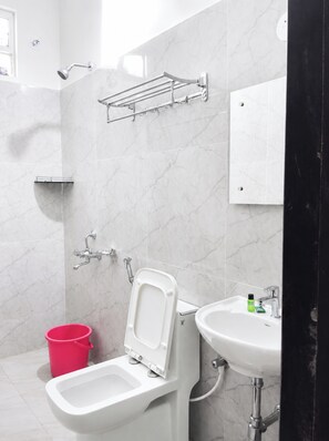 Shower, rainfall showerhead, slippers, towels - Hotel Comfort Stay Inn Puri (Puri)