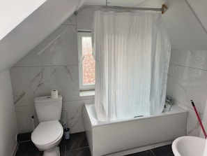 Bathroom - 10 min. to Wimbledon and 10 min. to East Croydon station
Self contained flat (Croydon)