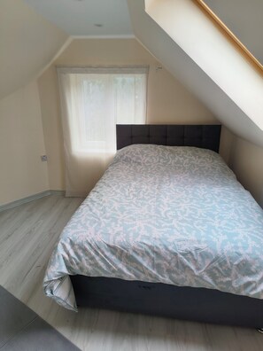 1 dormitorio, tabla de planchar con plancha, wifi