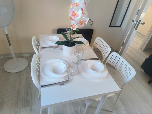 10 min. to Wimbledon and 10 min. to East Croydon station
Self contained flat