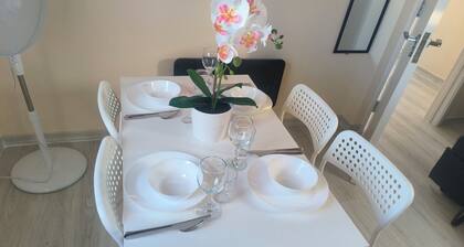 10 min. to Wimbledon and 10 min. to East Croydon station
Self contained flat
