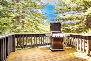A barbecue grill on a wooden deck with a view of tall evergreen trees. - 3BR/3.5BA Fairway Nine condo W/Resort Amenities (Sun Valley)