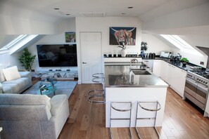 Fridge, microwave, oven, stovetop - Central 3-bedroom Penthouse, Sleeps 8 With Parking (Nottingham)