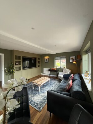 TV - Luxury 2 Bedroom Apartment (Windsor)