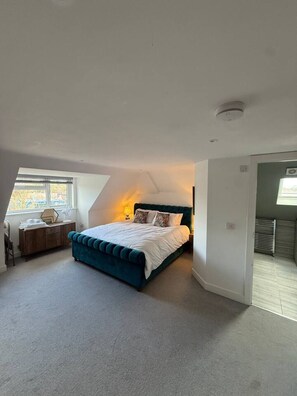 Iron/ironing board, WiFi, bed sheets - Luxury 2 Bedroom Apartment (Windsor)