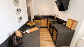 Wasserkocher mit Kaffee-/Teezubehör, Kühlschrank, Mikrowelle, Ofen