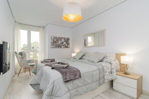 Tabla de planchar con plancha, cuna de viaje, wifi gratis y ropa de cama