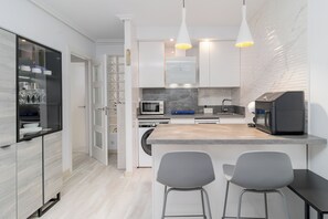 Frigorífico, microondas, placa de cocina y lavavajillas