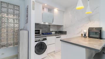 Frigorífico, microondas, placa de cocina y lavavajillas