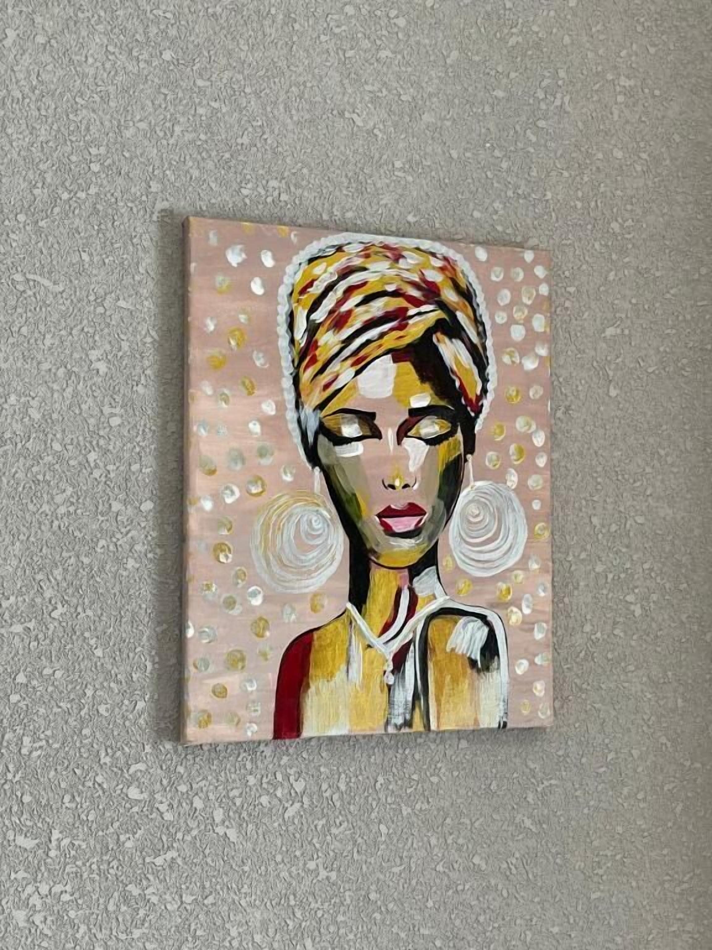 Een schilderij met abstracte patronen en een centrale figuur.