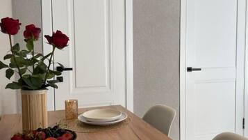 Apartment, Multiple Beds | Dining