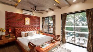 6 bedrooms, iron/ironing board, WiFi, bed sheets