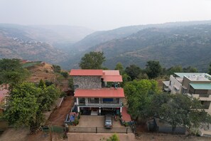 Exterior - Sunflower Vista - 6BR Estate with Pool, Hot Tub & Hill Views, Mahabaleshwar (Panchgani)