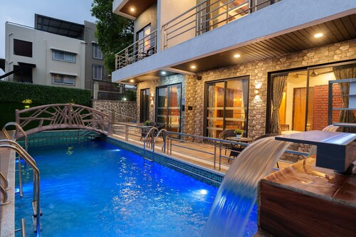 Sunflower Vista - 6BR Estate with Pool, Hot Tub & Hill Views, Mahabaleshwar