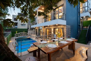 Outdoor dining - Sunflower Vista - 6BR Estate with Pool, Hot Tub & Hill Views, Mahabaleshwar (Panchgani)