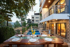Outdoor dining - Sunflower Vista - 6BR Estate with Pool, Hot Tub & Hill Views, Mahabaleshwar (Panchgani)